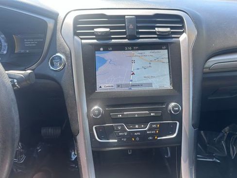 Used 2018 Ford Fusion SE w/ Fusion SE Technology Package FWD image 16