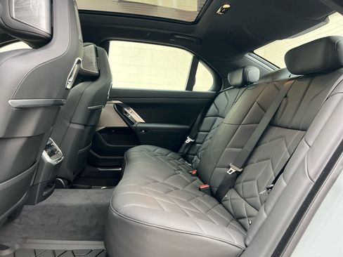 Used 2025 BMW 760i xDrive w/ Premium Package image 16