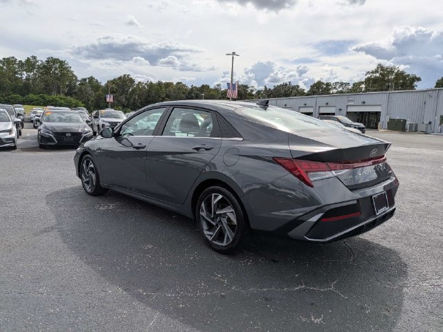 Used 2025 Hyundai Elantra Limited FWD image 5