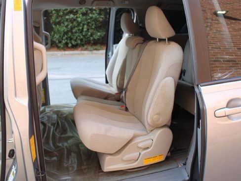 Used 2013 Toyota Sienna LE FWD image 9
