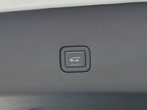 Used 2023 Chevrolet Traverse RS FWD image 15