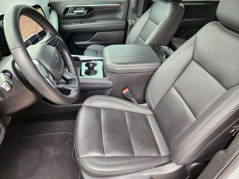 Used 2025 Chevrolet Suburban Z71 AWD/4WD image 8