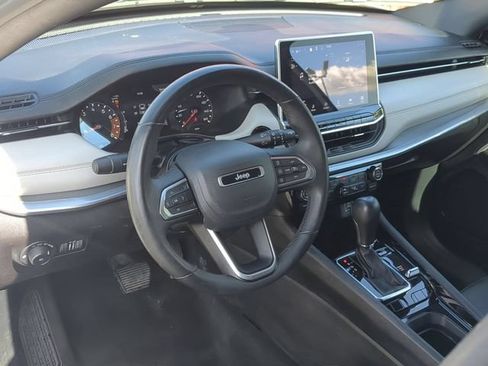 Used 2025 Jeep Compass Limited AWD/4WD image 2