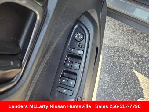 Used 2022 Hyundai Venue Limited FWD image 21
