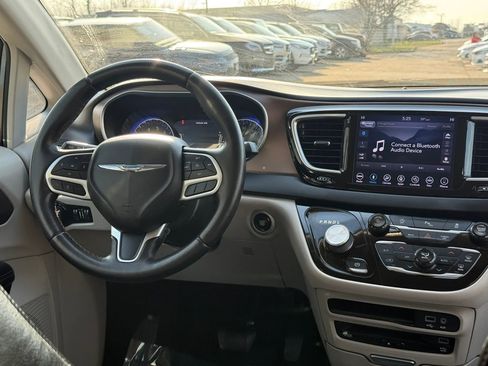 Used 2018 Chrysler Pacifica Touring-L Plus image 29