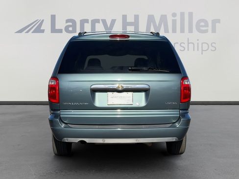 Used 2006 Chrysler Town & Country Limited image 5