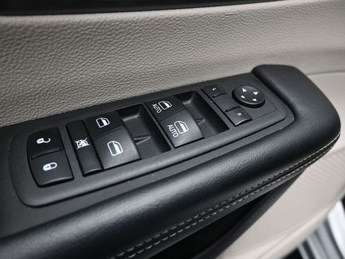 Used 2023 Chrysler Pacifica Touring-L FWD image 11