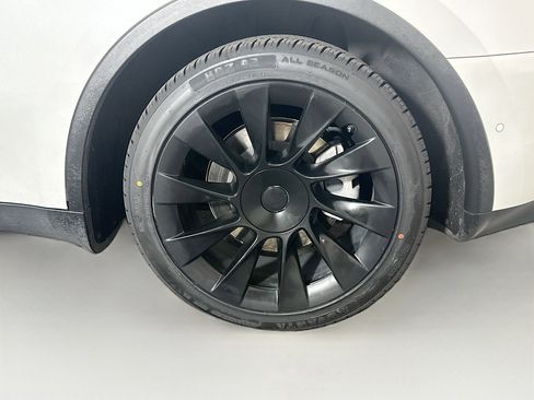 Used 2020 Tesla Model Y Long Range image 11