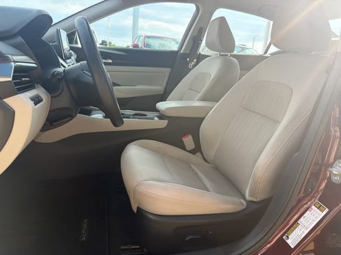 Used 2025 Nissan Altima 2.5 SV FWD image 14