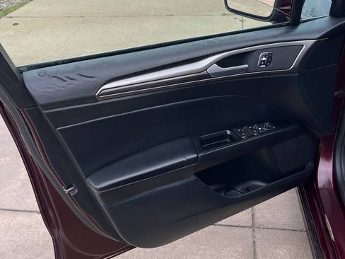 Used 2018 Ford Fusion SE w/ Fusion SE Technology Package FWD image 13