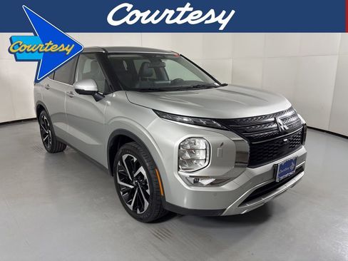 Used 2024 Mitsubishi Outlander SE image 1