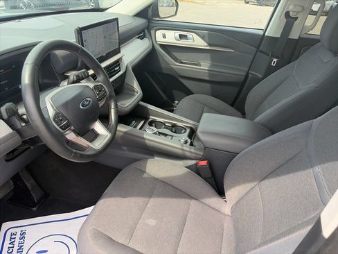Used 2025 Ford Explorer Active AWD/4WD image 16