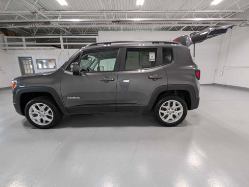 Used 2018 Jeep Renegade Latitude AWD/4WD image 12