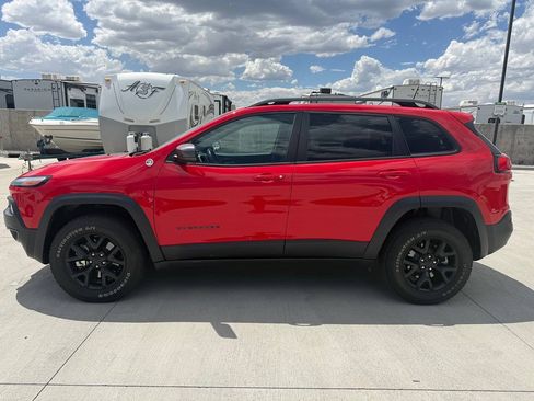 Used 2018 Jeep Cherokee Trailhawk w/ Comfort/Convenience Group AWD/4WD image 6