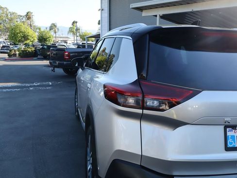 Used 2021 Nissan Rogue Platinum AWD/4WD image 16