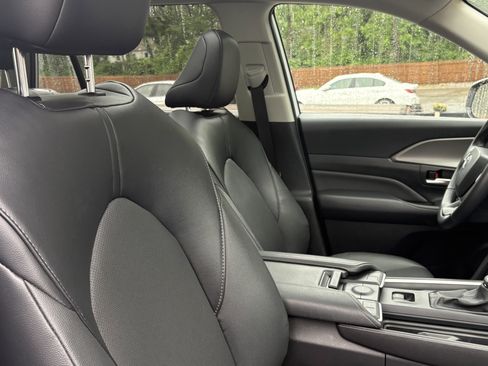 Used 2025 Toyota Grand Highlander AWD image 34