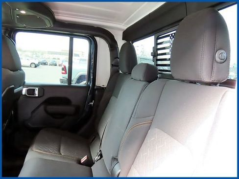 Used 2025 Jeep Gladiator Mojave w/ Convenience Group image 10