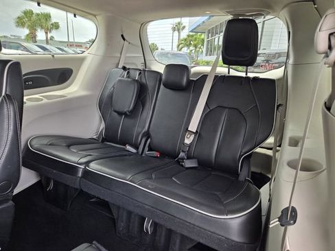 Used 2023 Chrysler Pacifica Limited FWD image 17