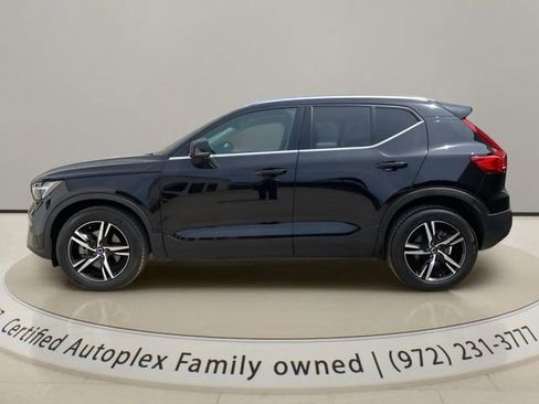 Used 2025 Volvo XC40 B5 Core AWD/4WD image 2