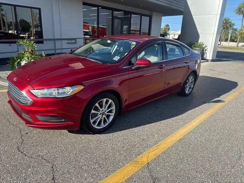 Used 2017 Ford Fusion SE w/ Fusion SE Technology Package FWD image 1