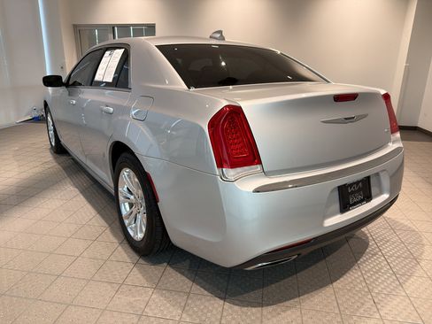 Used 2021 Chrysler 300 Touring w/ Driver Convenience Group image 3
