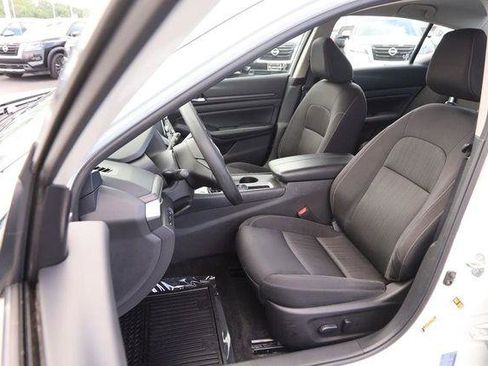 Used 2025 Nissan Altima 2.5 SV FWD image 8