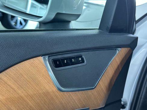 Certified 2022 Volvo XC90 T6 Momentum image 17