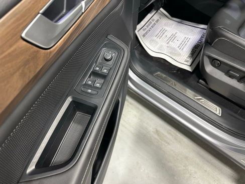 Used 2025 Volkswagen Atlas SE image 9