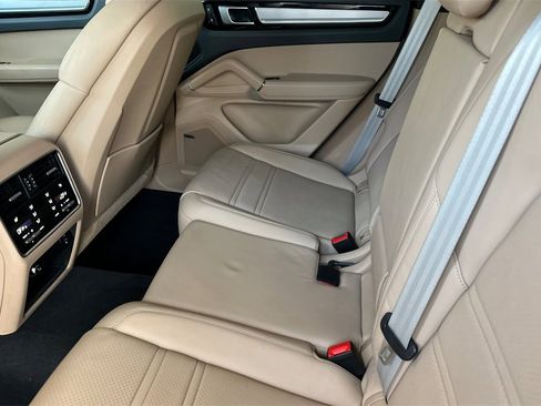 Used 2023 Porsche Cayenne Platinum Edition image 5