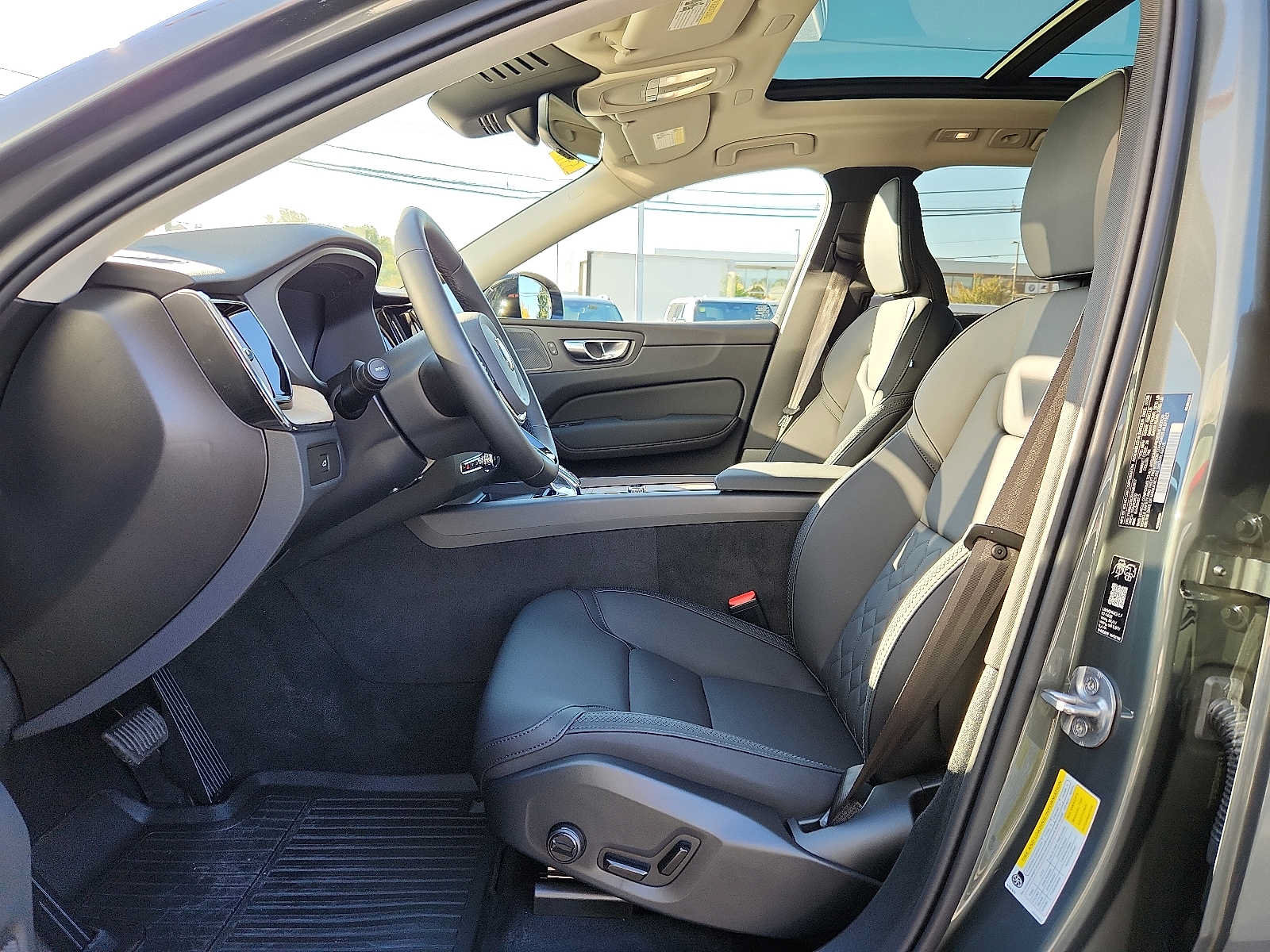 Used 2027 Volvo XC60 B5 Plus AWD/4WD image 13