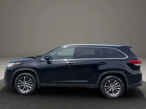 Used 2019 Toyota Highlander XLE AWD/4WD image 2