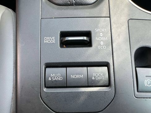 Used 2024 Toyota Highlander XLE AWD/4WD image 35