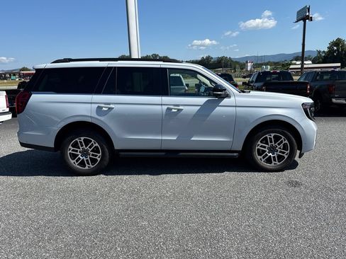 Used 2025 Ford Expedition Active AWD/4WD image 8