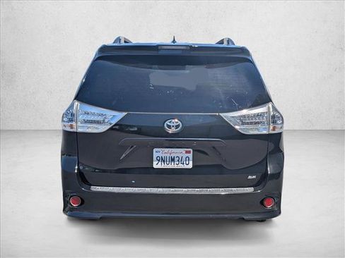 Used 2018 Toyota Sienna SE w/ Carpet Mat Package FWD image 7