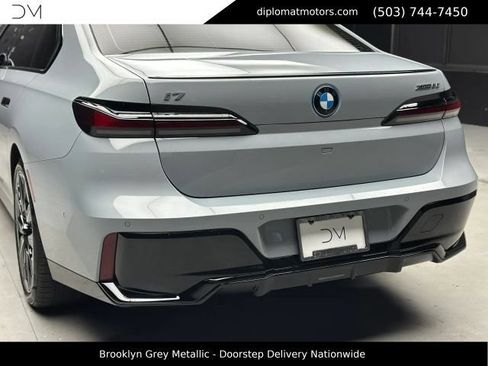 Used 2025 BMW i7 xDrive60 AWD/4WD image 16