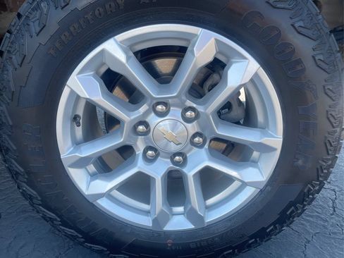 Used 2024 Chevrolet Silverado 1500 LT AWD/4WD image 23