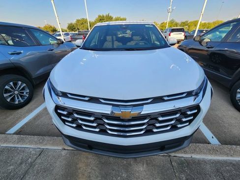 Used 2026 Chevrolet Equinox LT FWD image 2