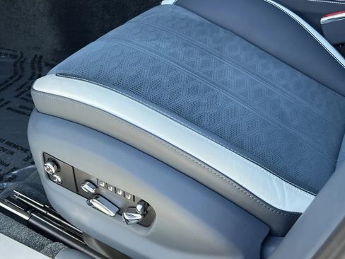 Certified 2025 Bentley Flying Spur Plug-In Hybrid w/ First Edition Specification AWD/4WD image 39