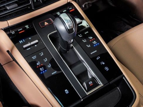 Certified 2025 Porsche Macan AWD/4WD image 23