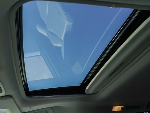 Used 2025 Toyota Sienna XLE image 22