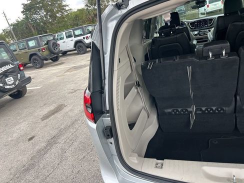 Certified 2023 Chrysler Pacifica Touring-L image 29