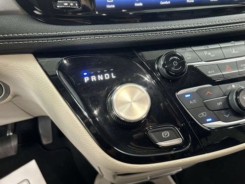 Used 2023 Chrysler Pacifica Touring-L AWD/4WD image 17