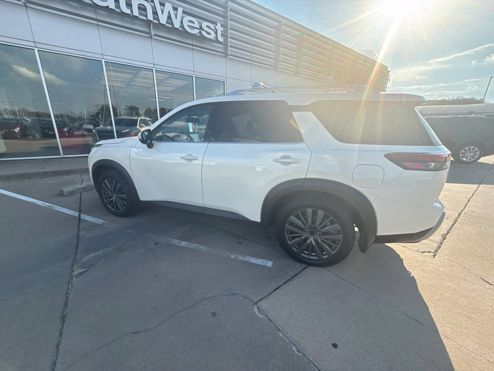 Used 2022 Nissan Pathfinder SL w/ SL Premium Package FWD image 6