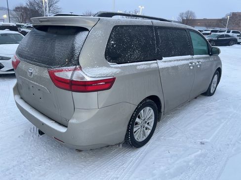 Used 2016 Toyota Sienna XLE image 4