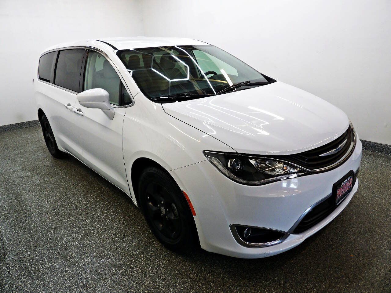 Used 2019 Chrysler Pacifica Touring Plus FWD image 3