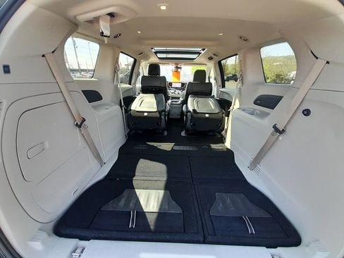 Used 2023 Chrysler Pacifica Limited FWD image 53