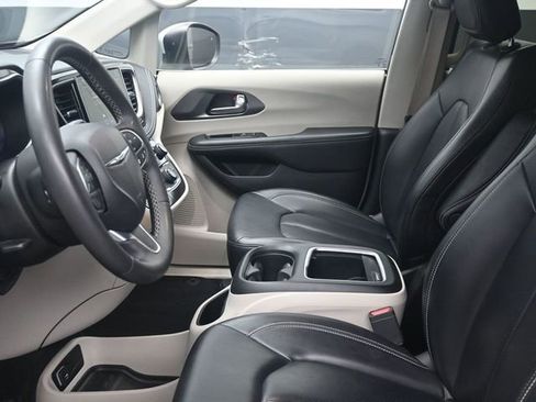 Used 2023 Chrysler Pacifica Touring-L image 7