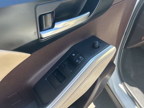 Used 2020 Toyota Highlander XLE AWD/4WD image 14