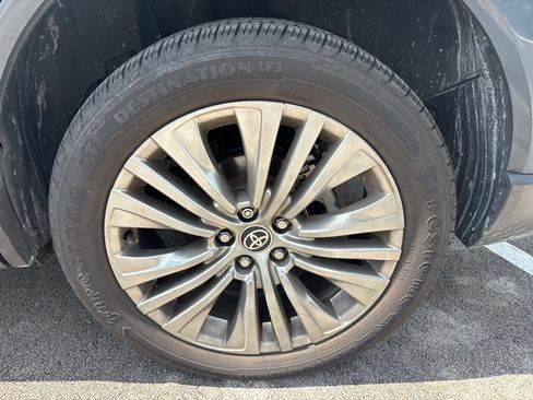 Used 2023 Toyota Venza XLE AWD/4WD image 13