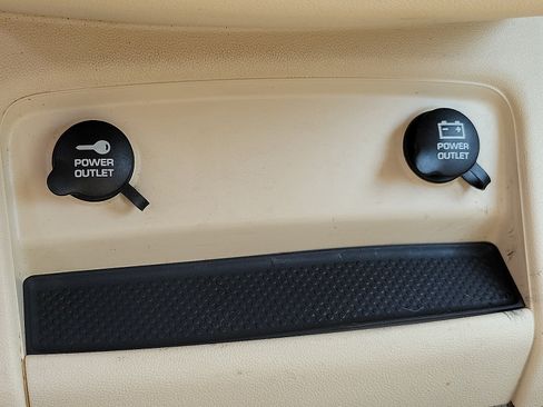 Used 2010 Volkswagen Routan SE FWD image 22
